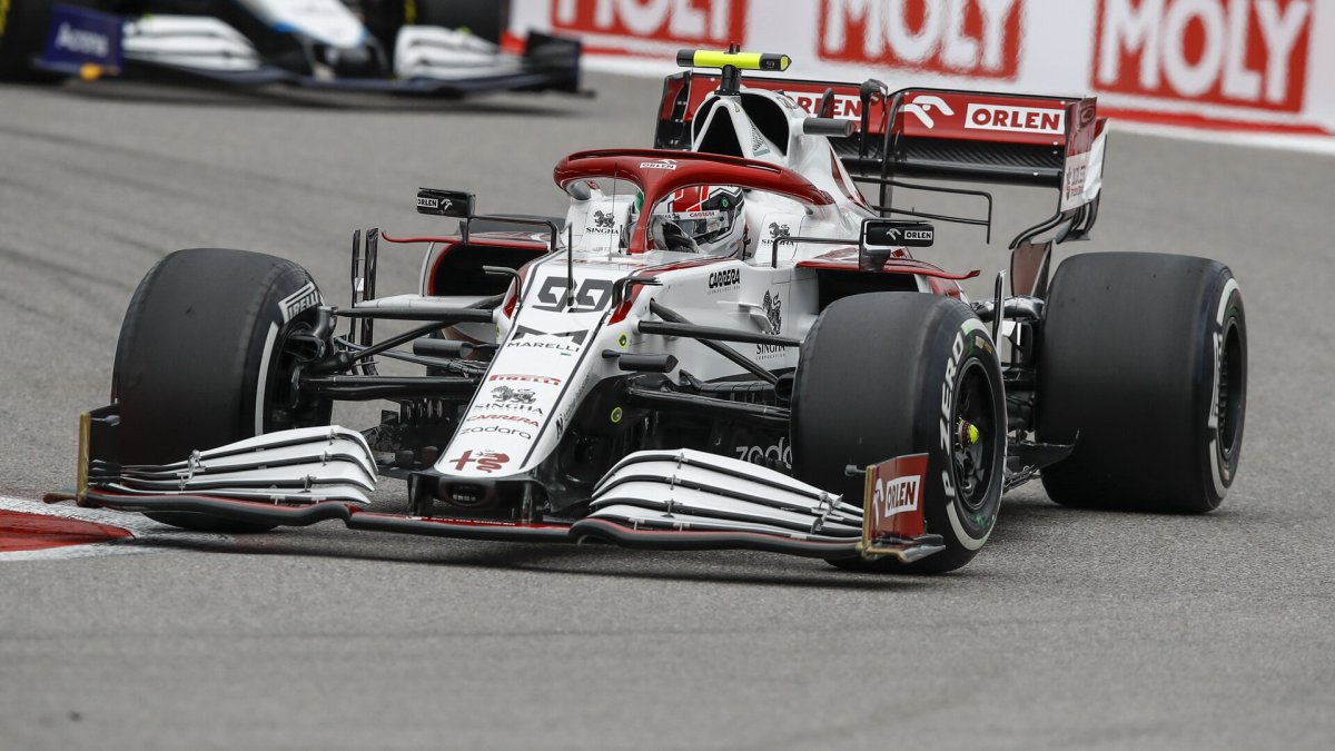 Antonio Giovinazzi v závodě v Soči