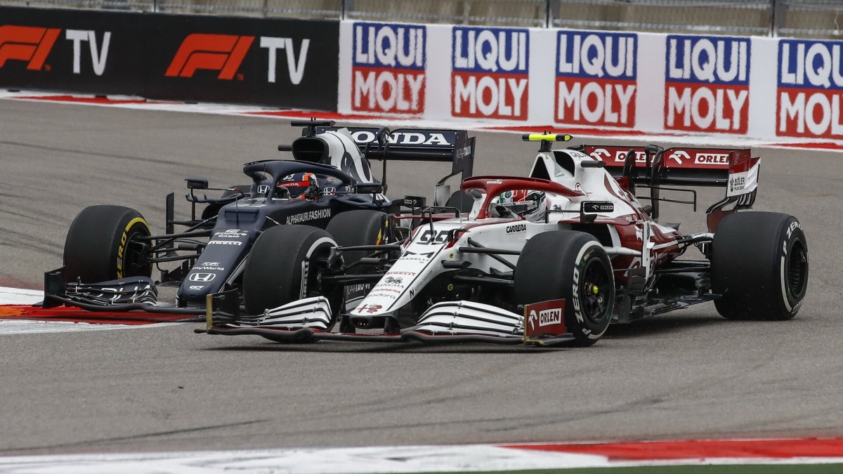 Juki Cunoda a Antonio Giovinazzi v závodě v Soči