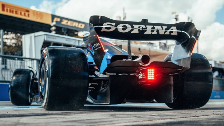 Nicholas Latifi s Williamsem FW44 v Monze