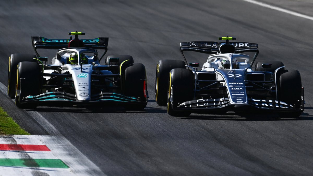 Lewis Hamilton a Juki Cunoda v závodě na Monze