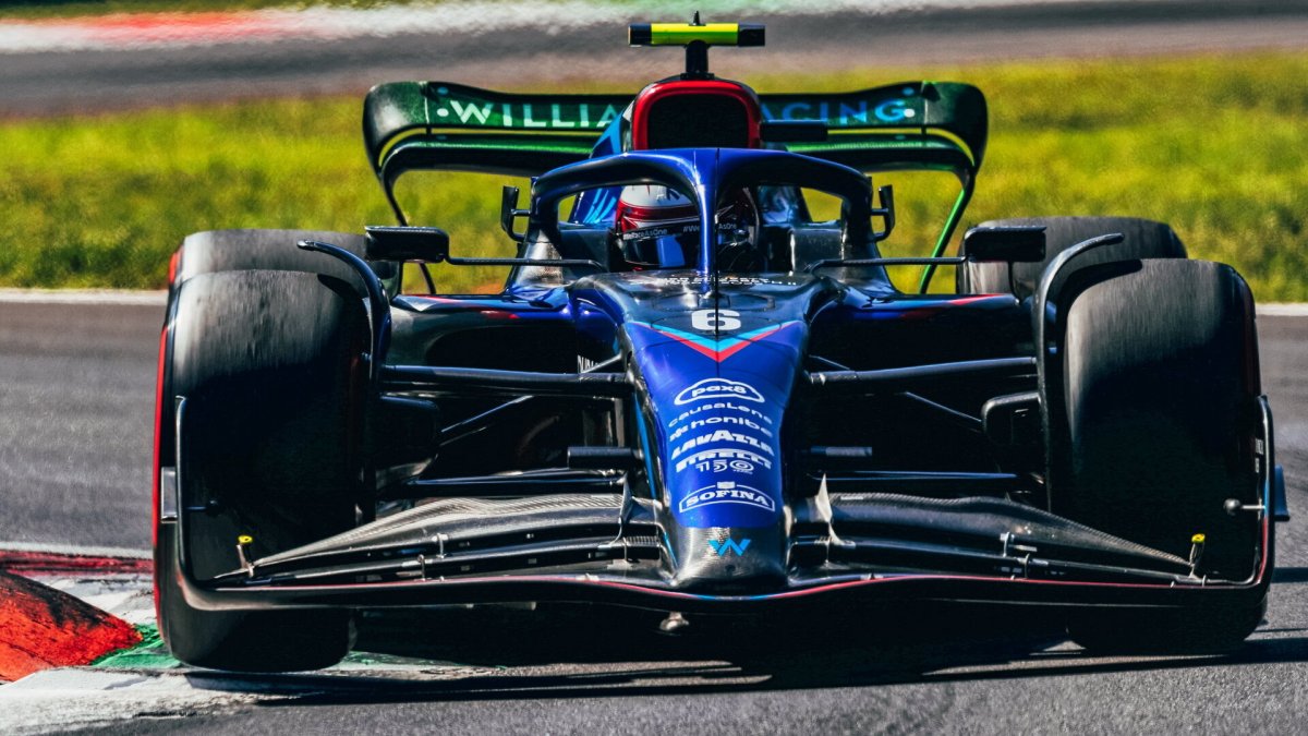 Nicholas Latifi s Williamsem FW44 v Monze