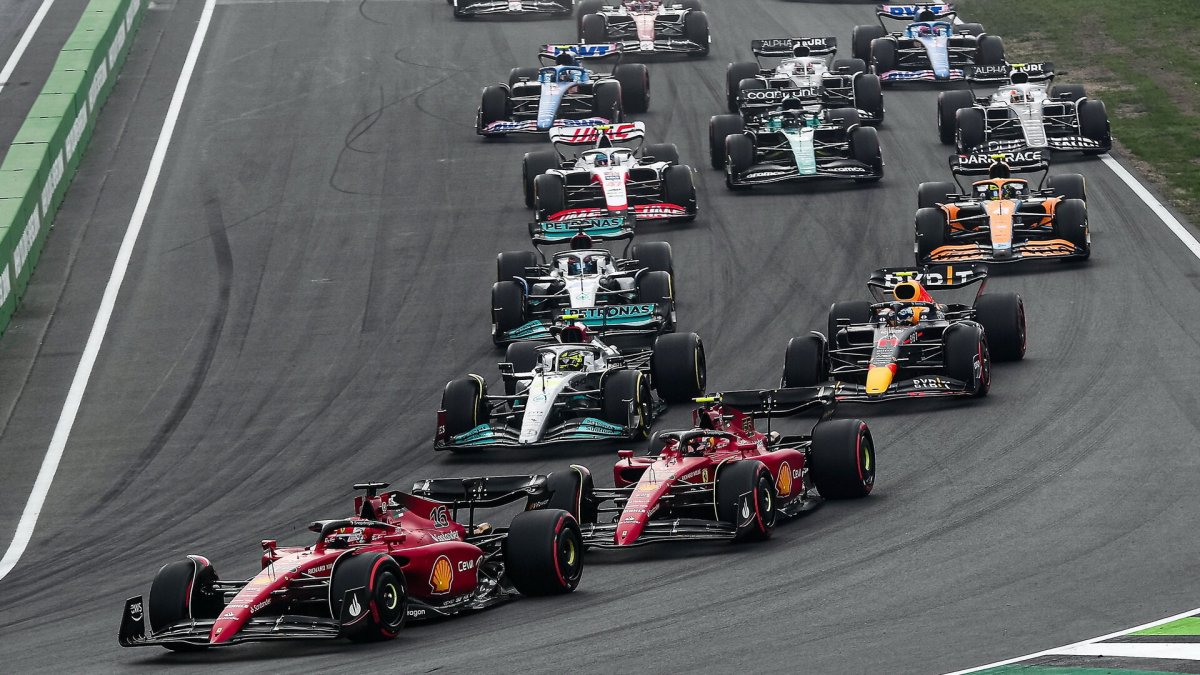 Charles Leclerc a Carlos Sainz při startu závodu v Holandsku