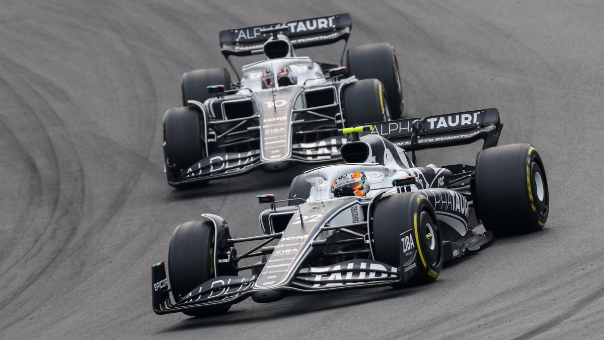 Juki Cunoda a Pierre Gasly v závodě v Holandsku