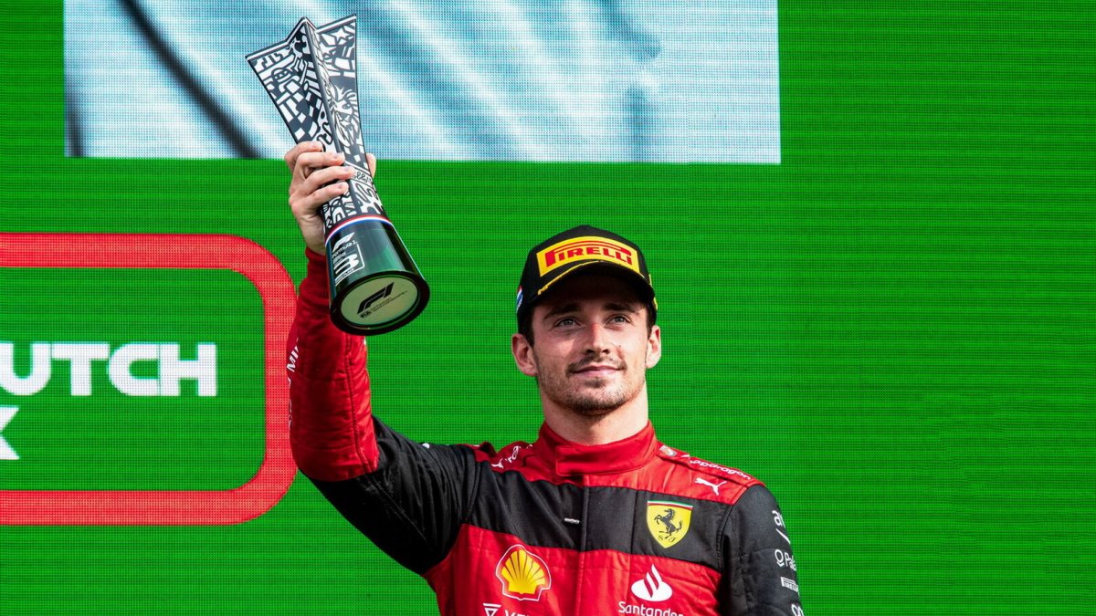 Charles Leclerc se svou trofejí za třetí místo v závodě v Holandsku