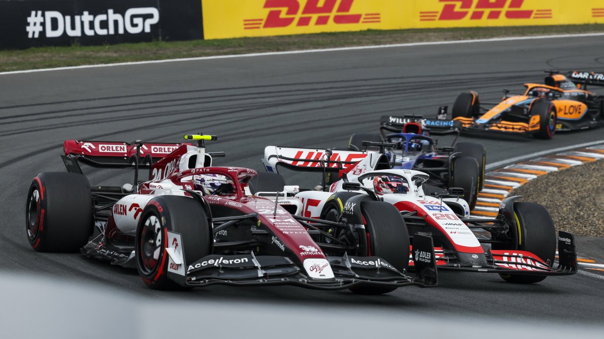 Zhou a Kevin Magnussen v závodě v Holandsku