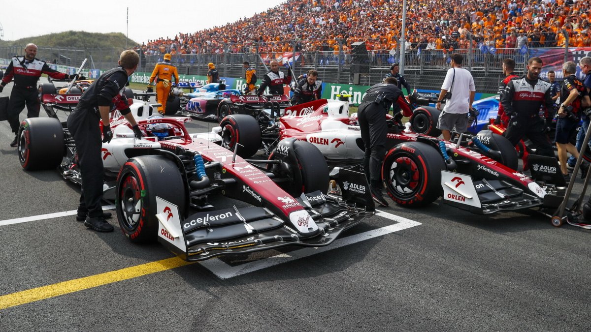 Valtteri Bottas a Guanyu Zhou před startem závodu v Holandsku