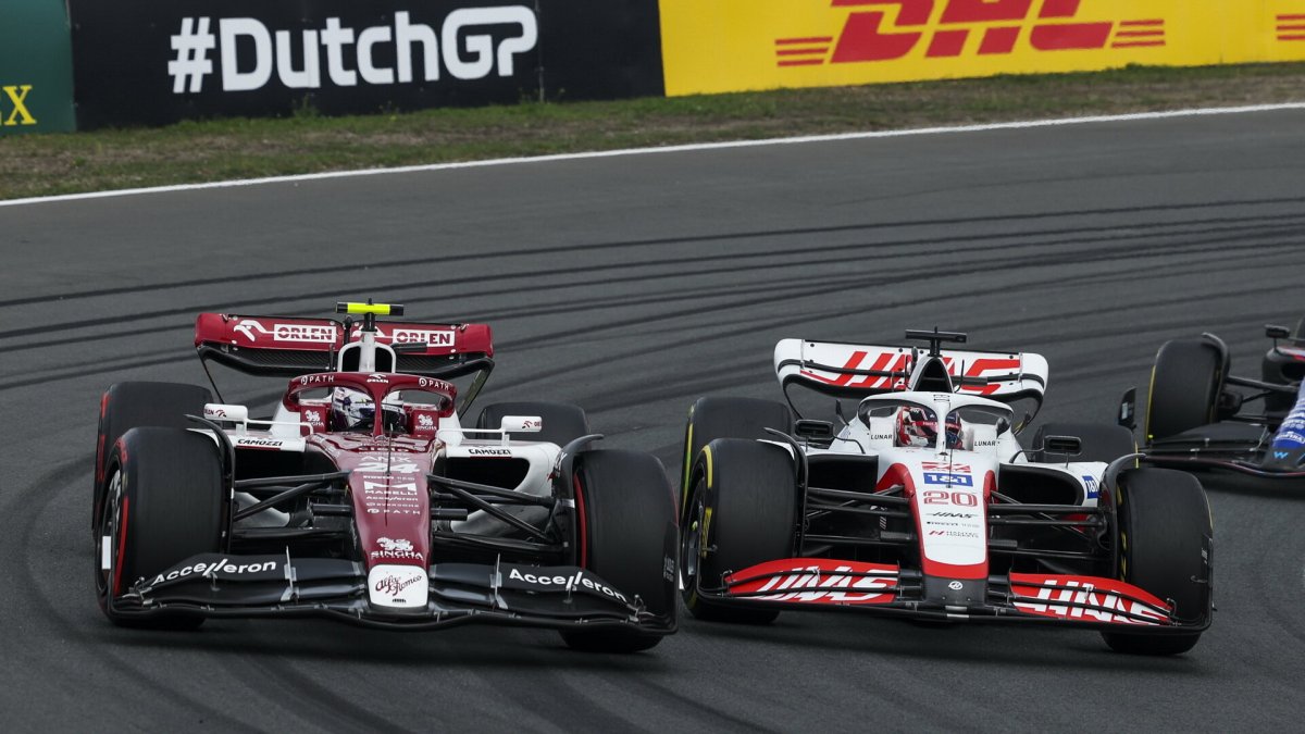 Guanyu Zhou a Kevin Magnussen v závodě v Holandsku