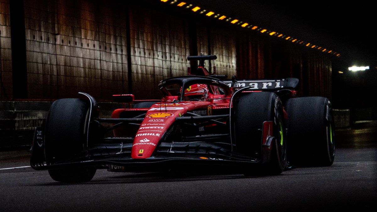Charles Leclerc v závodě v ulicích Monaka