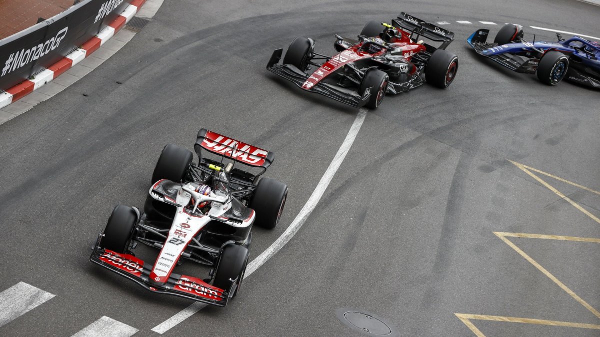 Nico Hülkenberg v závodě v ulicích Monaka