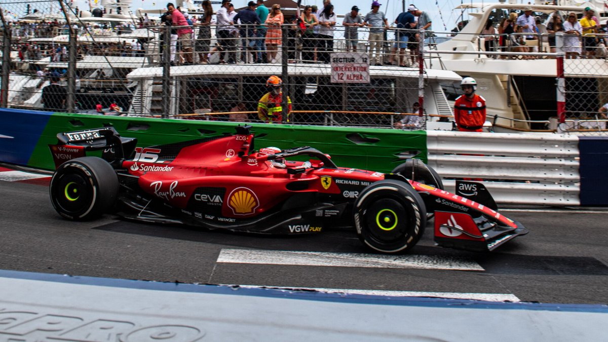 Charles Leclerc v závodě v ulicích Monaka