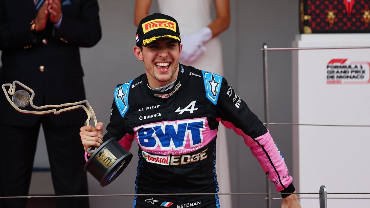 Esteban Ocon se svou trofejí za třetí místo po závodech v Monaku
