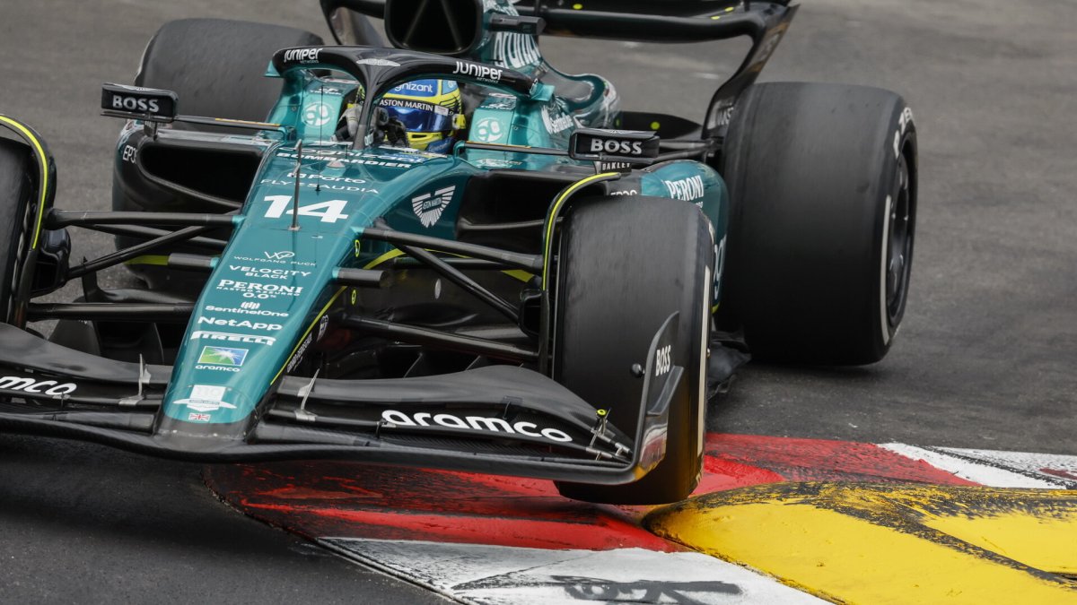 Fernando Alonso v závodě v ulicích Monaka