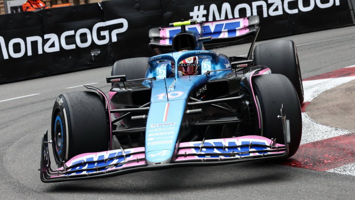Pierre Gasly v závodě v ulicích Monaka