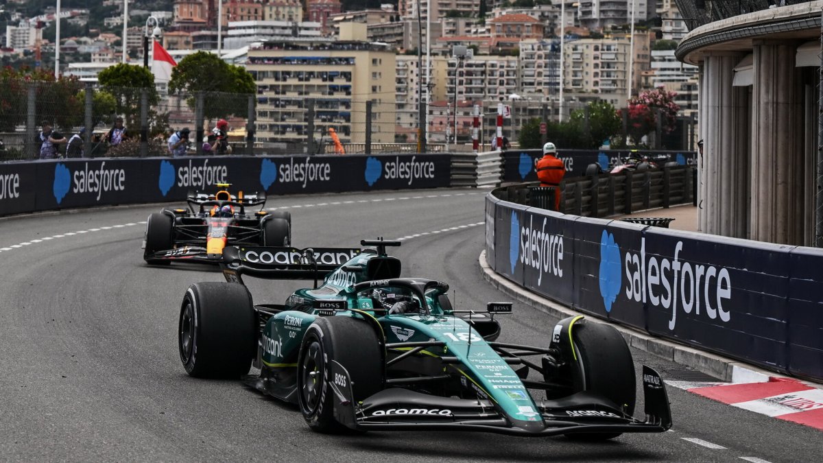 Lance Stroll v závodě v ulicích Monaka