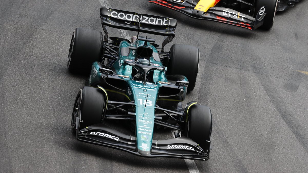 Lance Stroll v závodě v ulicích Monaka