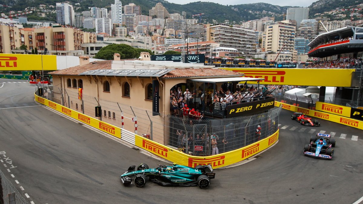 Fernando Alonso kolem restaurace La Rascasse v závodě v ulicích Monaka