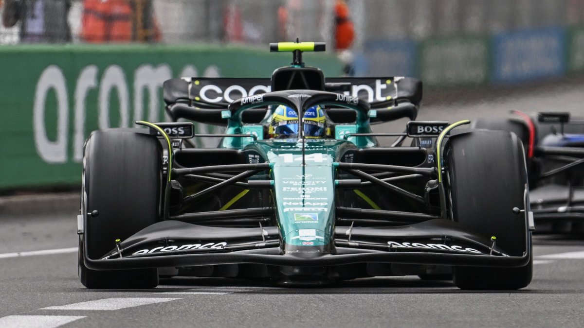 Fernando Alonso v závodě v ulicích Monaka
