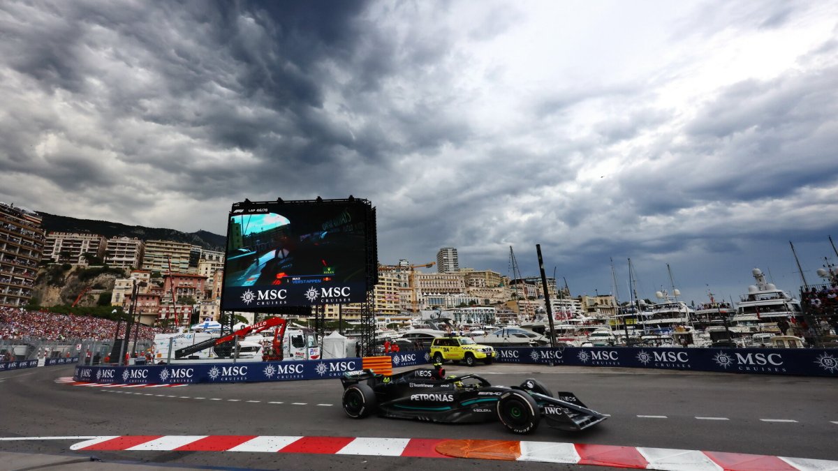 Lewis Hamilton v závodě v ulicích Monaka