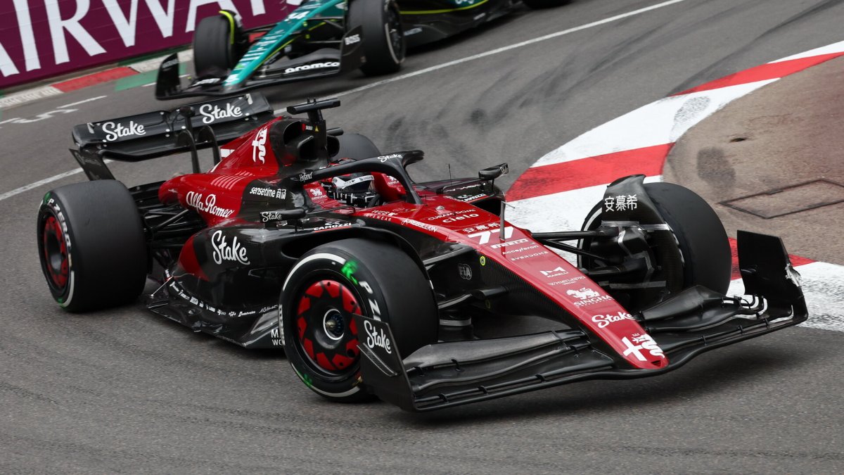 Valtteri Bottas v závodě v ulicích Monaka