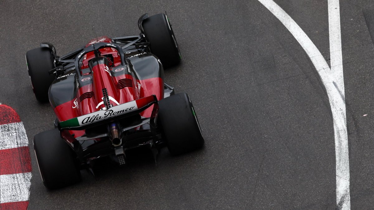 Valtteri Bottas v závodě v ulicích Monaka