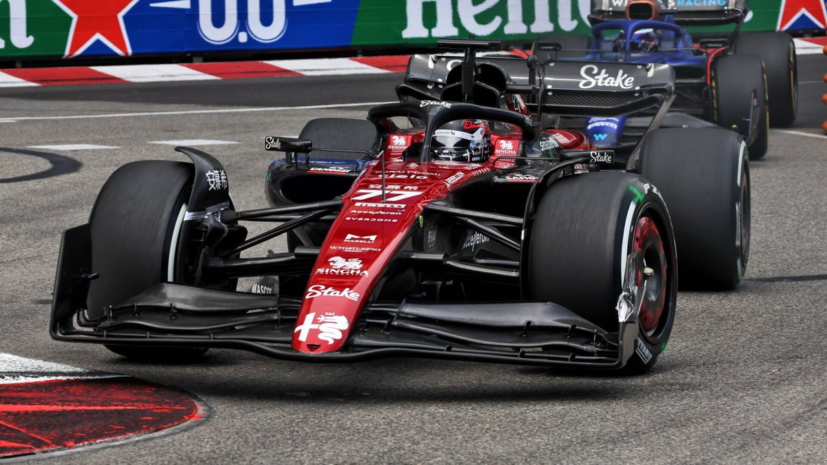 Valtteri Bottas v závodě v ulicích Monaka