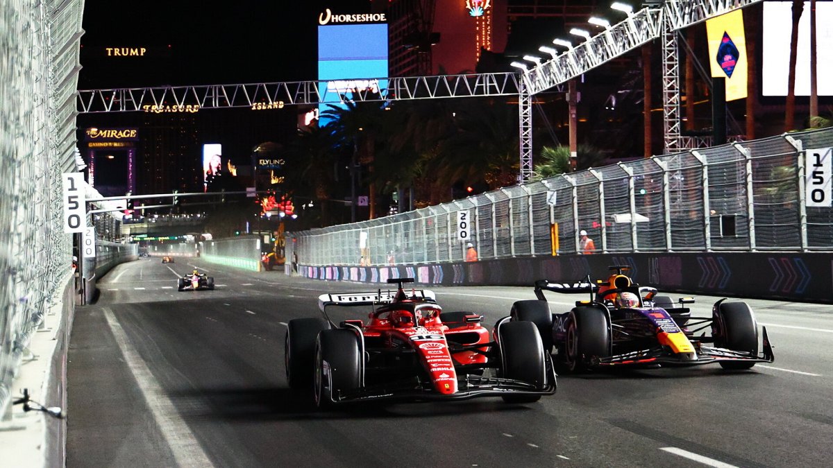 Charles Leclerc předjíždí Maxe Verstappena v závodě v Las Vegas