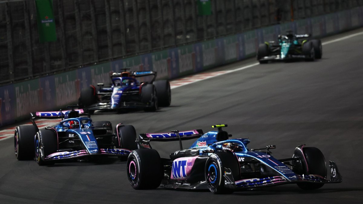 Pierre Gasly a Esteban Ocon v závodě v Las Vegas