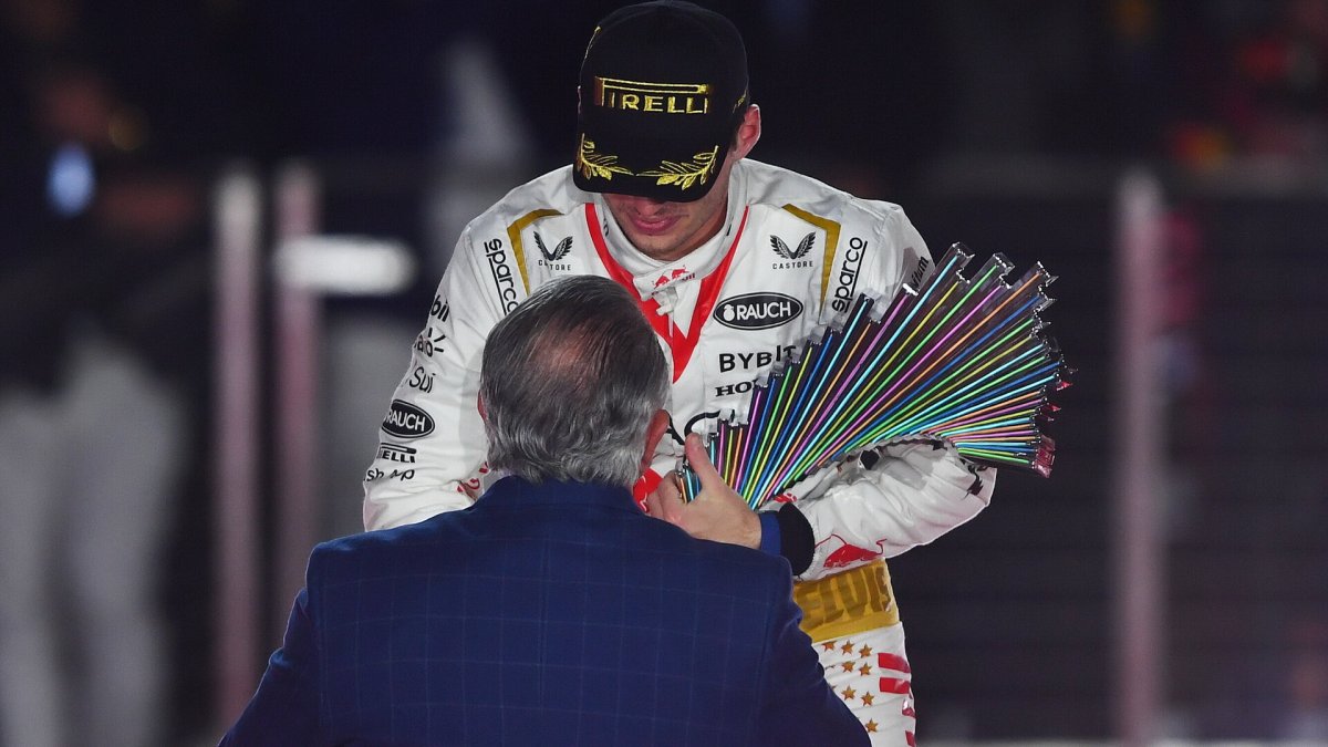 Max Verstappen přebírá trofej za první místo po závodě v Las Vegas