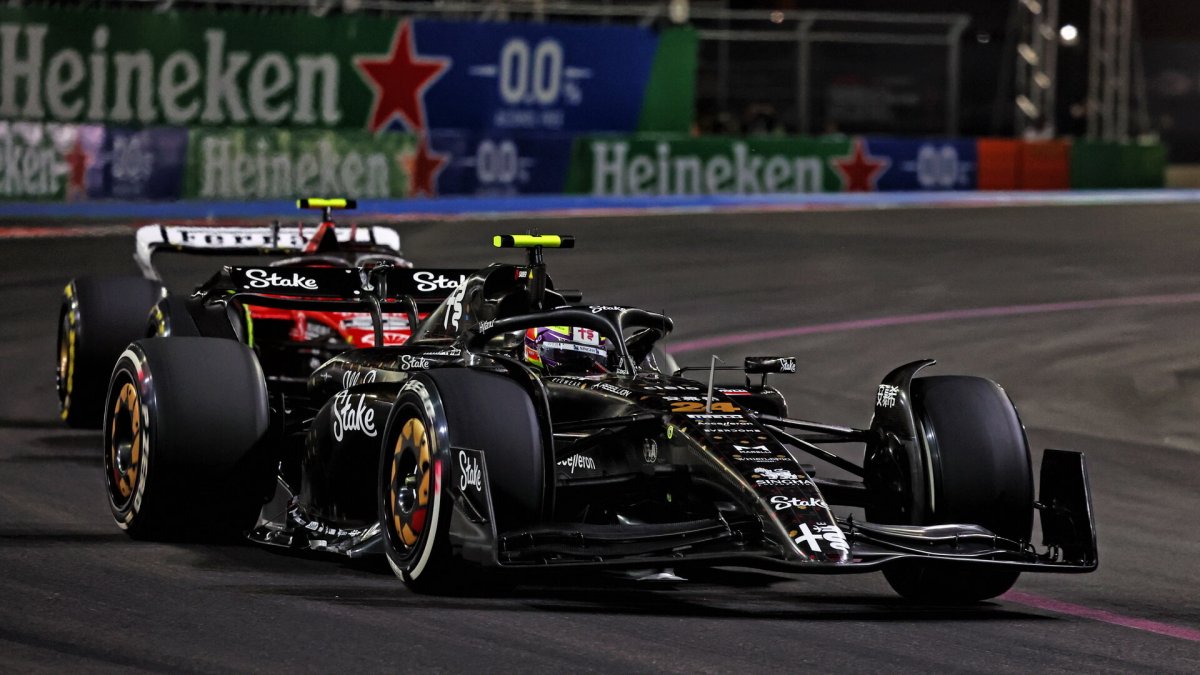 Guanyu Zhou v závodě v Las Vegas