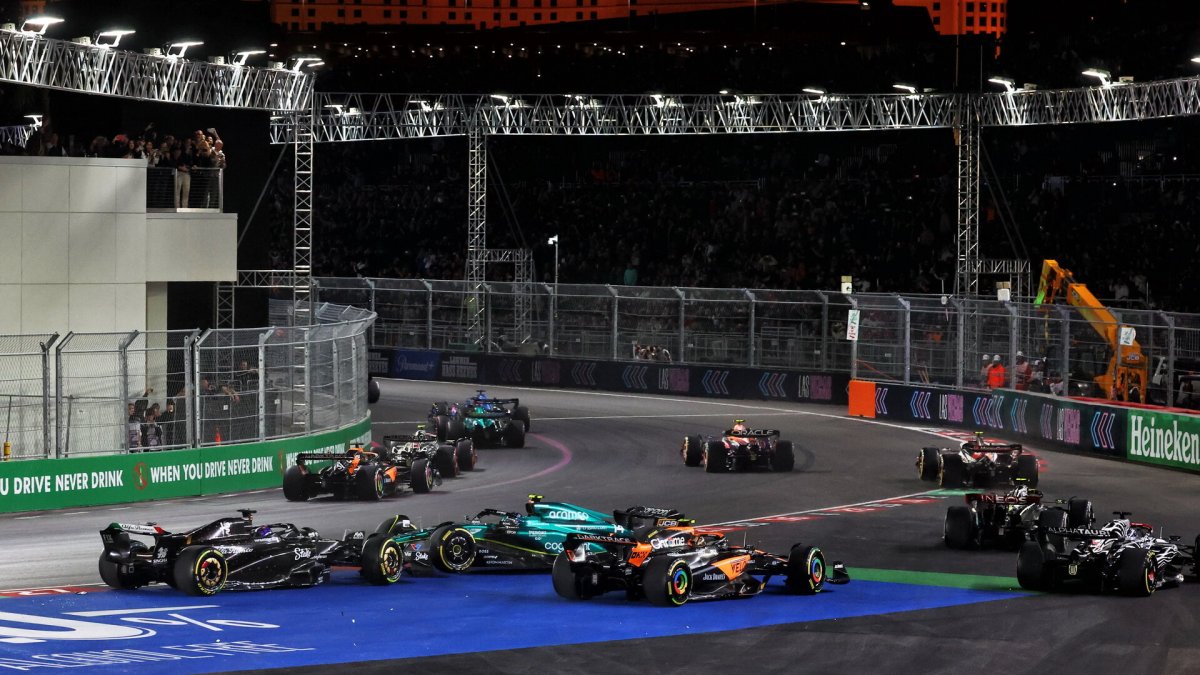 Postartovní kolize Valtteriho Bottase a Fernanda Alonso v závodě v Las Vegas