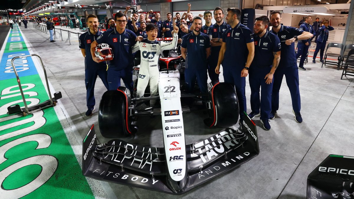 Juki Cunoda se svými mechaniky v Las Vegas