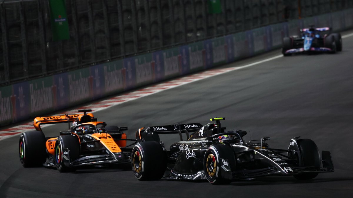 Guanyu Zhou a Oscar Piastri v závodě v Las Vegas