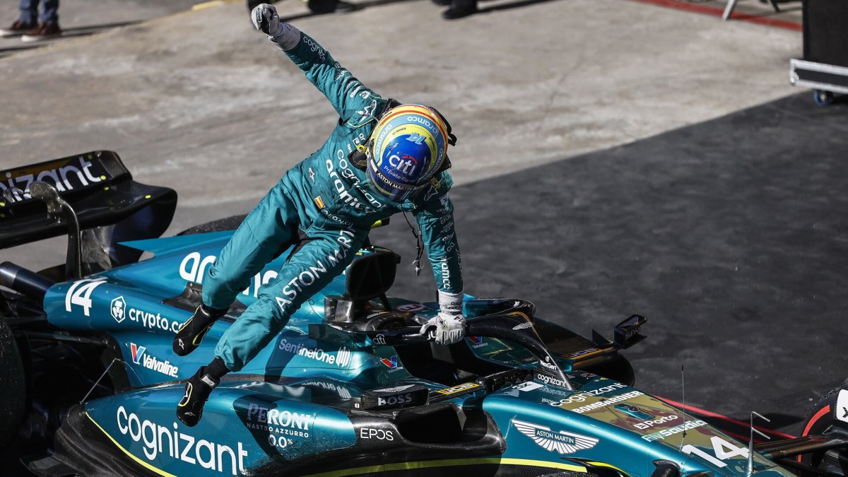 Fernando Alonso po úspěšném cíly v závodě v Brazílii