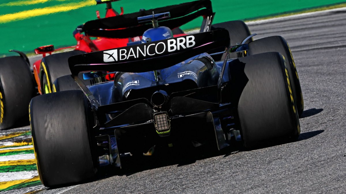 Esteban Ocon v závodě v Brazílii