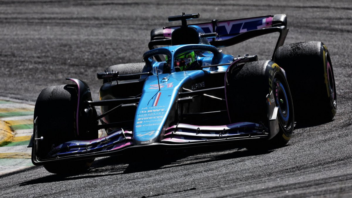 Esteban Ocon v závodě v Brazílii