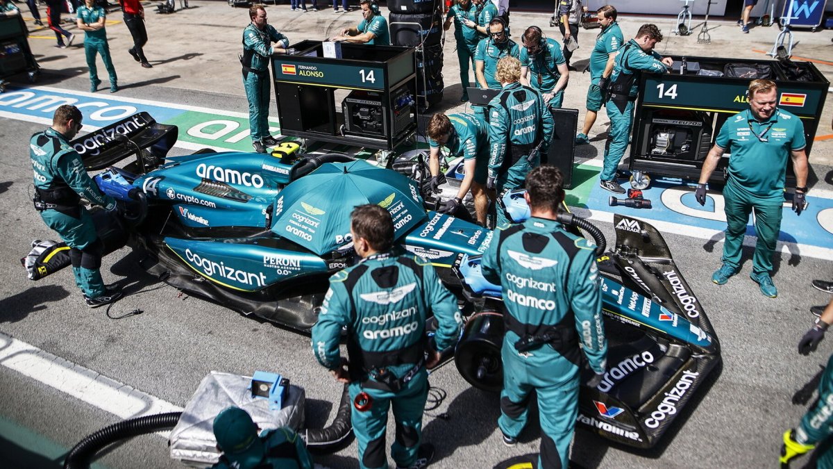 Fernando Alonso v boxové uličce při pauze "červené vlajky" v závodě v Brazílii