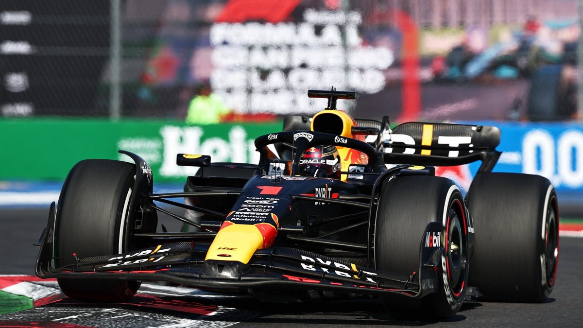 Max Verstappen v závodě v Mexiku