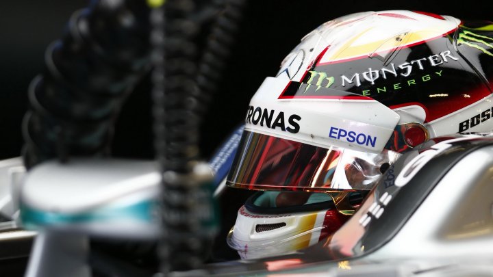 Nic nového ani pod britským sluncem - Lewis Hamilton má další pole-position.