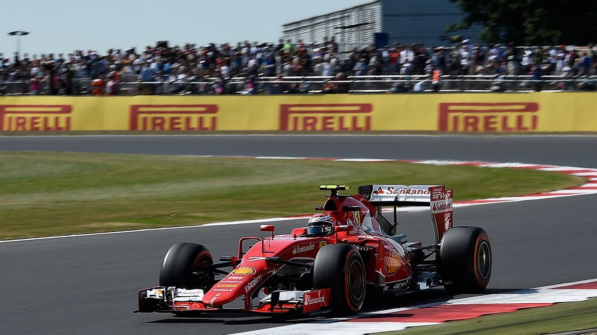 Räikkönen slibnou pozici neudržel, ale porazil týmového kolegu.