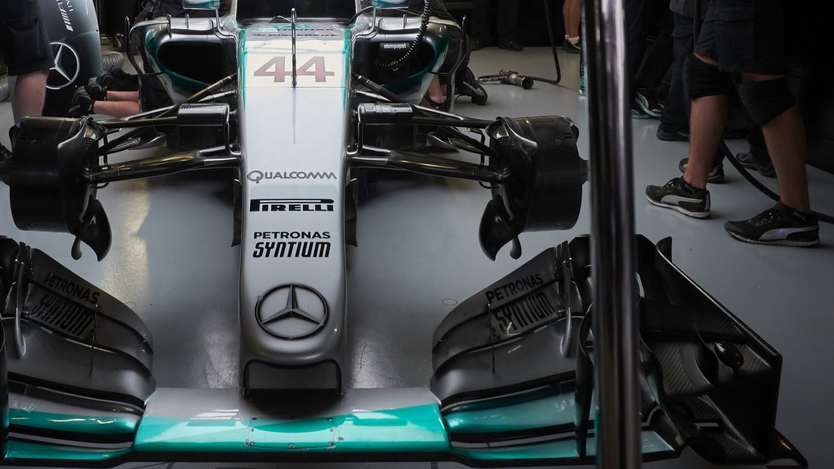 Přední křídlo vozu Mercedes F1 W06 Hybrid v Soči