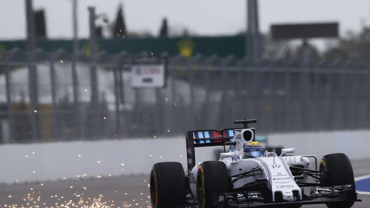 Felipe Massa hází jiskry v Soči