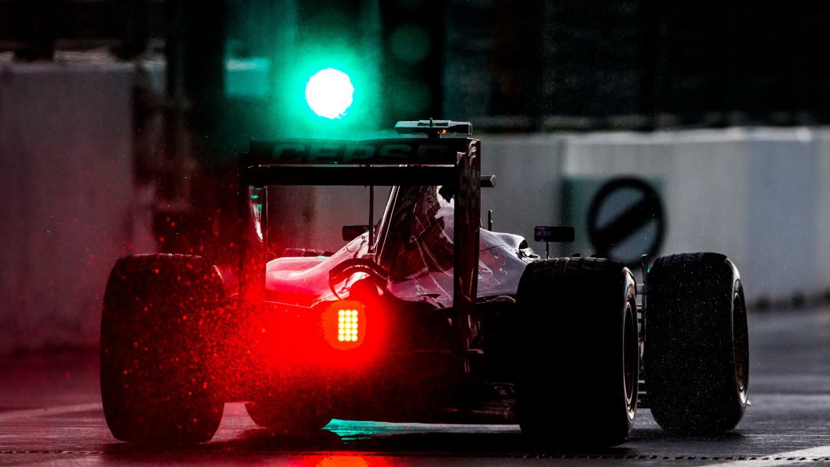 Max Verstappen vyjíždí z pitlane v Soči