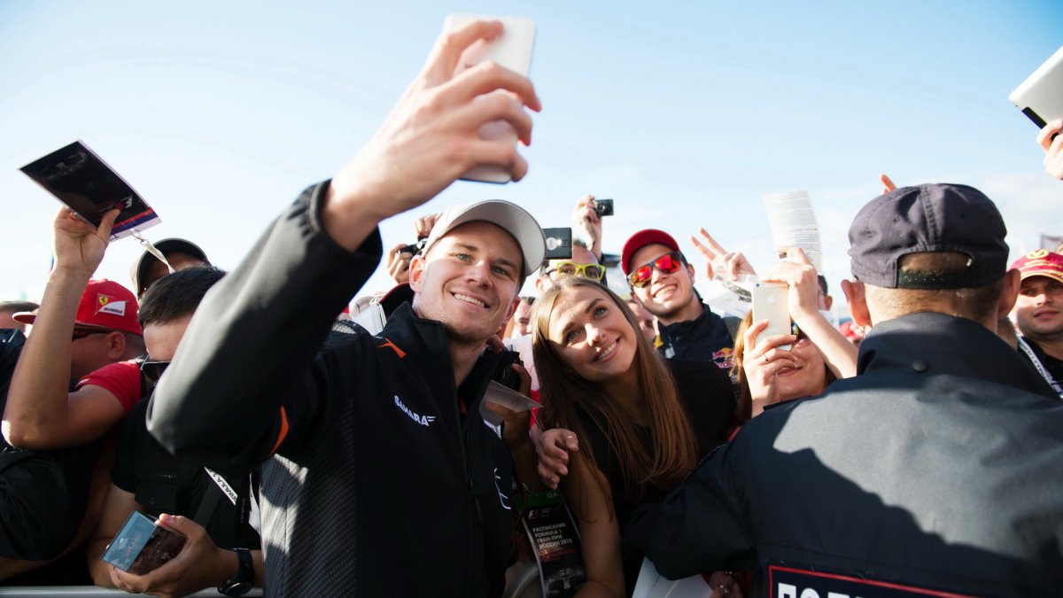 Nico Hülkenberg se fotí s fanoušky v Soči