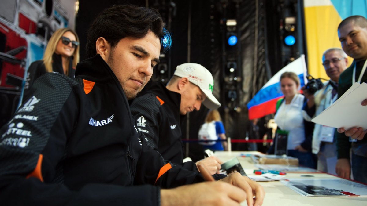 Sergio Pérez a Nico Hülkenberg rozdávají podpisy v Soči