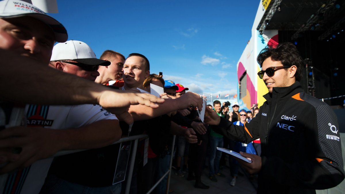 Sergio Pérez při autogramiádě v Soči