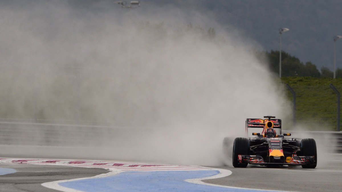 Daniil Kvjat při testech pneumatik do deště na trati Paul Ricard