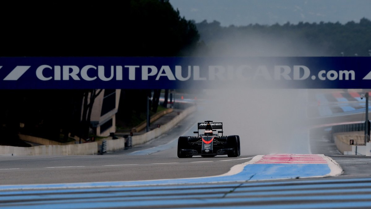Stoffel Vandoorne při testech pneumatik do deště na trati Paul Ricard