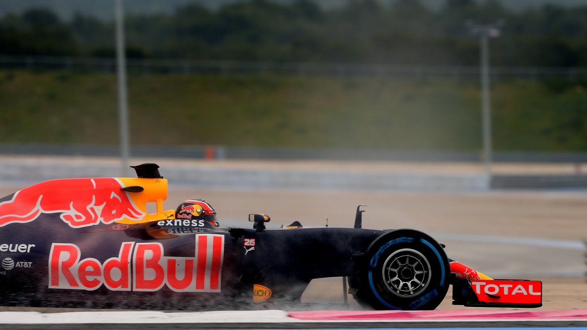 Daniil Kvjat při testech pneumatik do deště na trati Paul Ricard