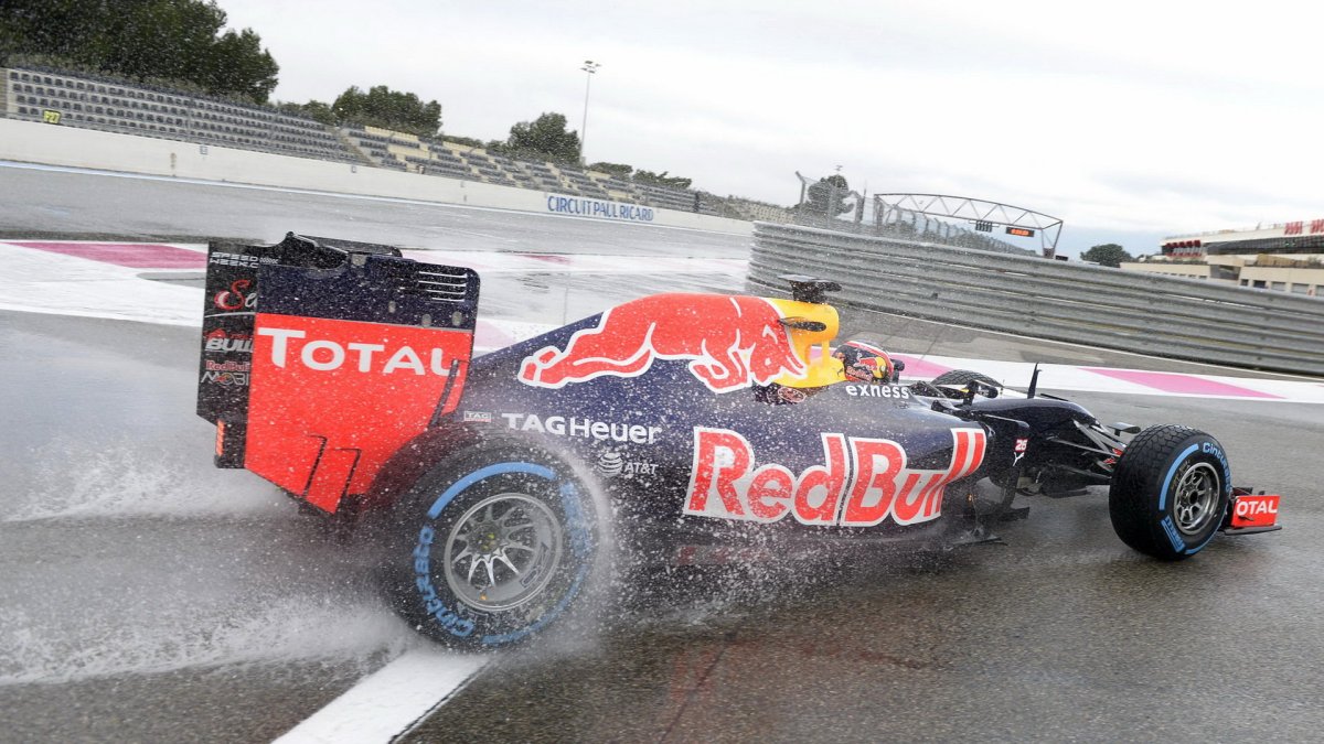 Daniil Kvjat při testech pneumatik do deště na trati Paul Ricard