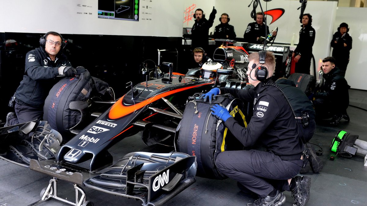 Stoffel Vandoorne čeká na výjezd z garáže při testech na trati Paul Ricard